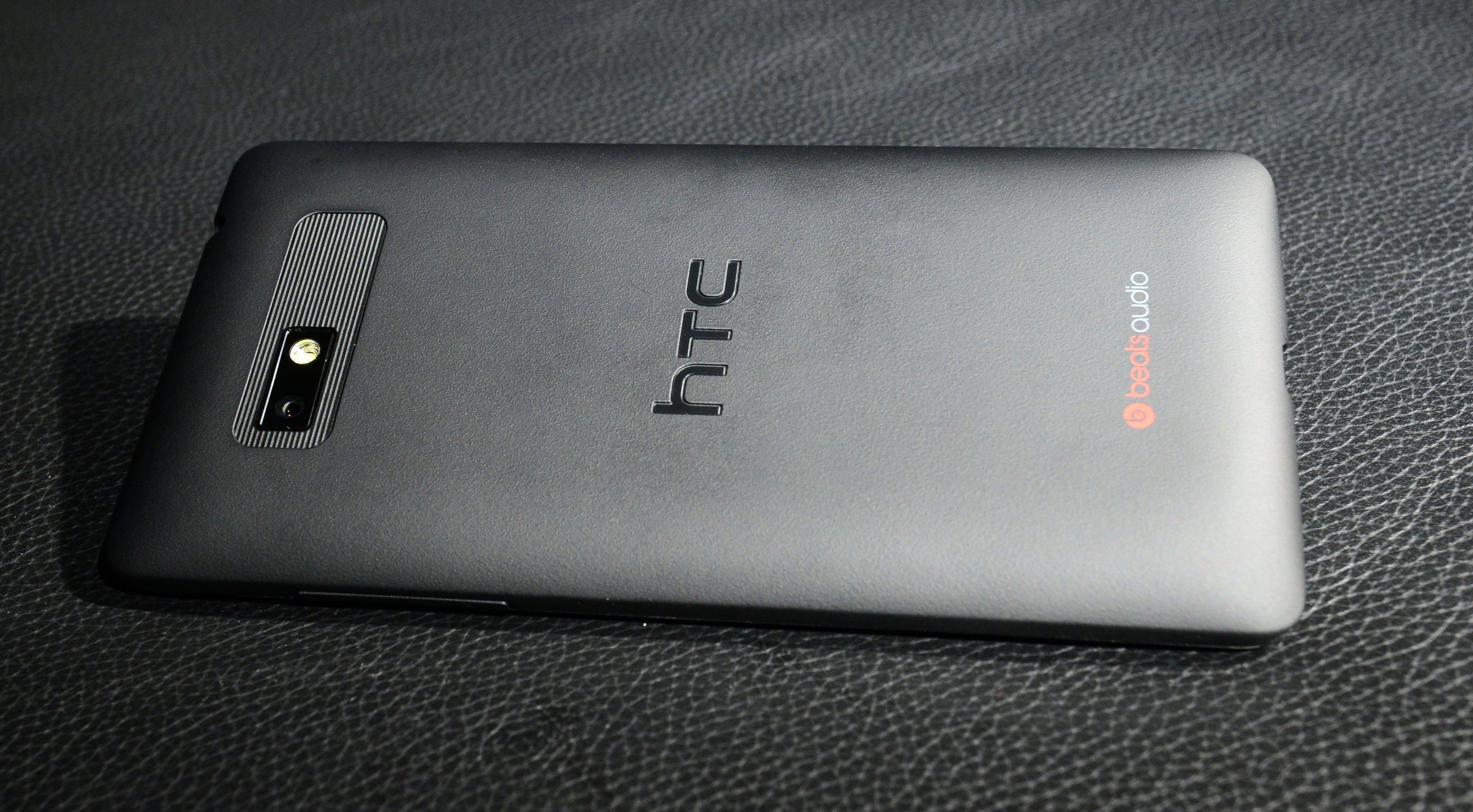 HTC Desire 600: двухсимочный модник