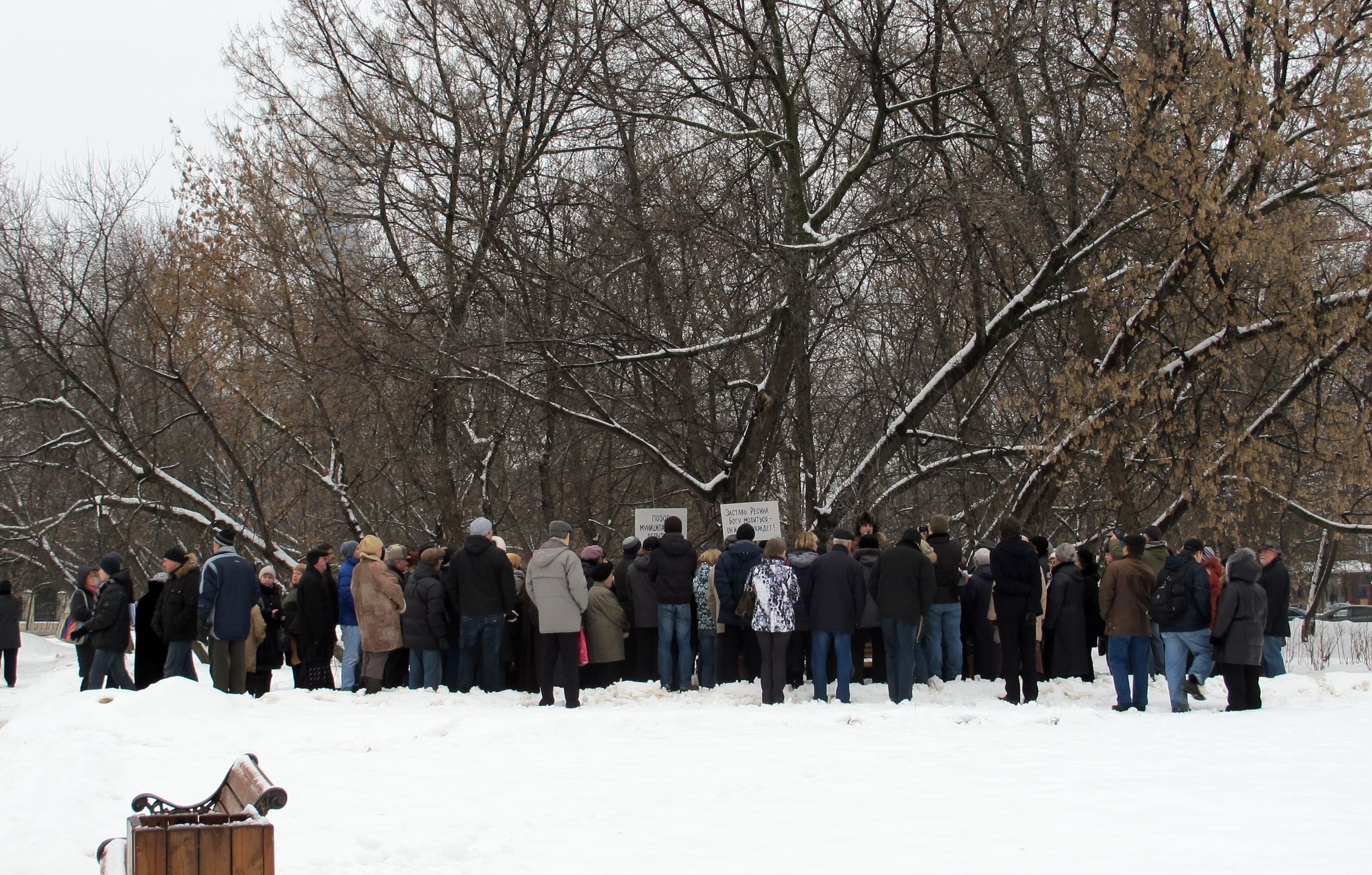 Жители Останкино решают судьбу будущего храма молебном и митингом