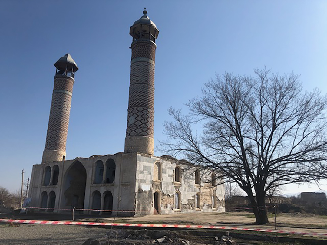 Полуразрушенная мечеть в городе Агдаме