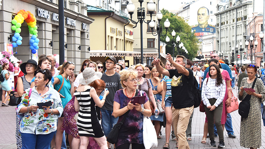 Туристы гуляют по Арбату в Москве