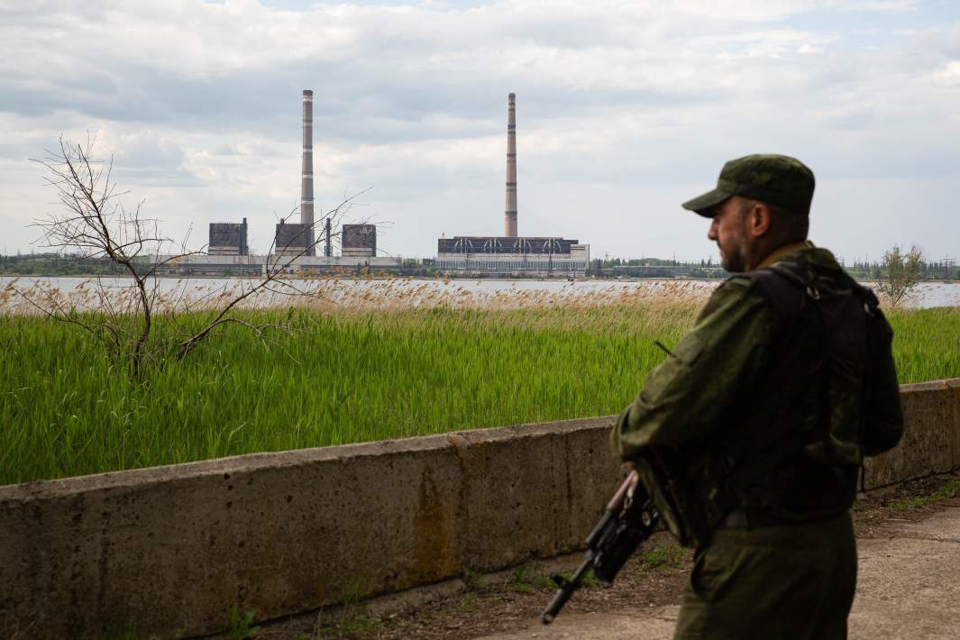 . Военнослужащий у Углегорской ТЭС