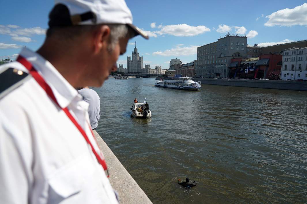 Оперативные службы в районе парка «Зарядье», где в Москве-реке обнаружены тела погибших диггеров