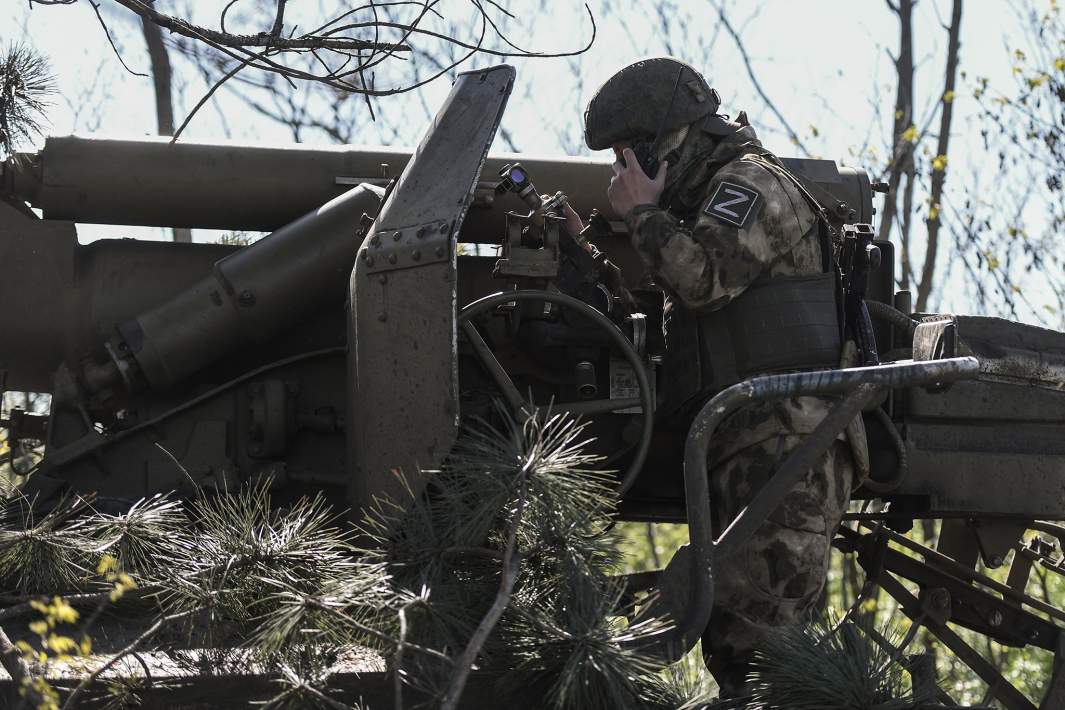 Военнослужащие ВС РФ во время подготовки самоходной артиллерийской установки «Гиацинт-С» к боевой стрельбе