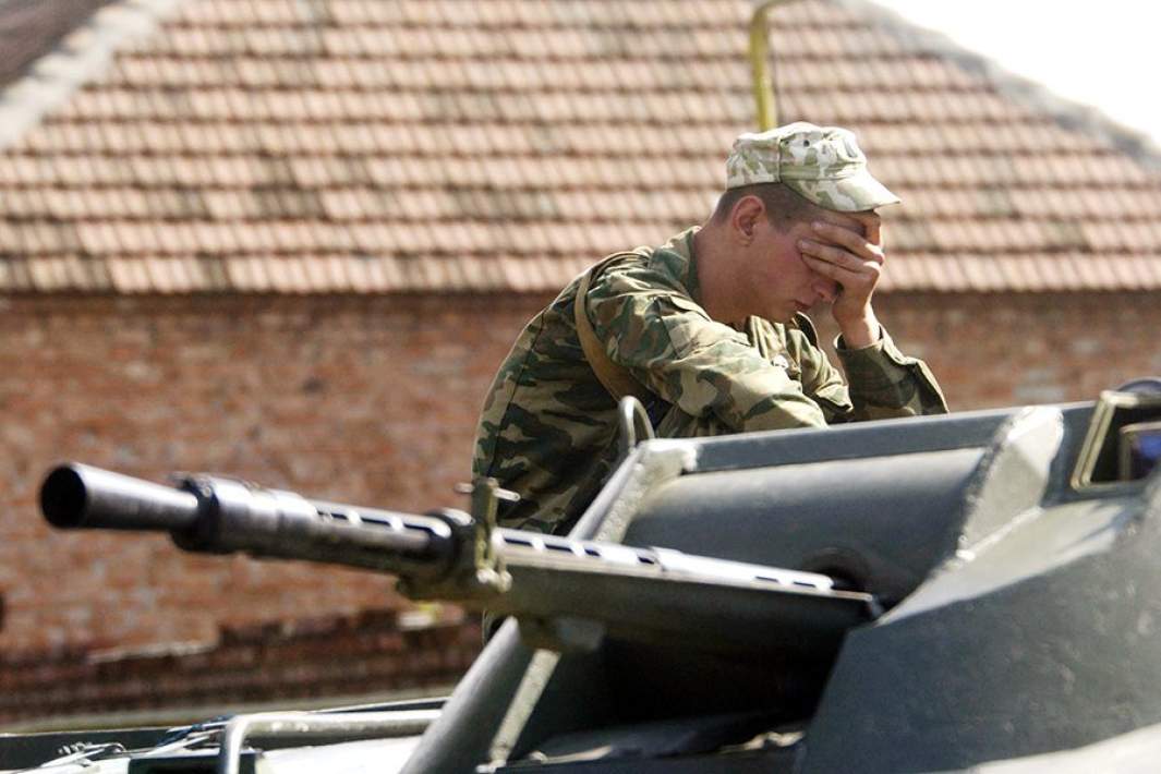 Военные дежурят у здания школы № 1 в городе Беслане, 2 сентября 2004 года