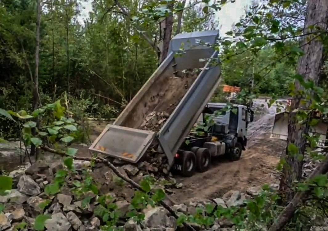 Восстановительные работы на месте размыва на Байкало-Амурской магистрали в Бурятии