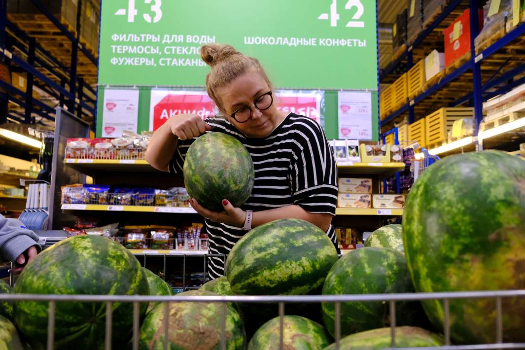 Женщина выбирает арбуз