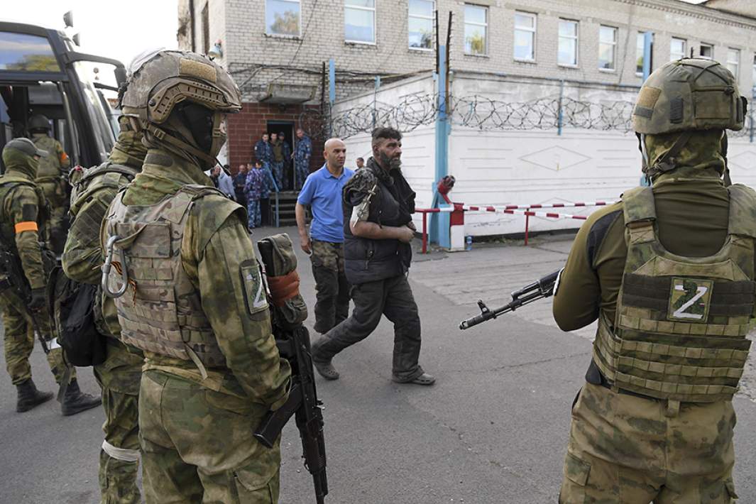 Сдавшиеся в плен украинских военнослужащих и боевики националистического батальона «Азов» в следственном изолятор в Еленовке. 17 мая 2022 года