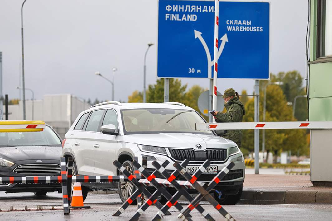 Автомобили у международного автомобильного пункта пропуска «Торфяновка»