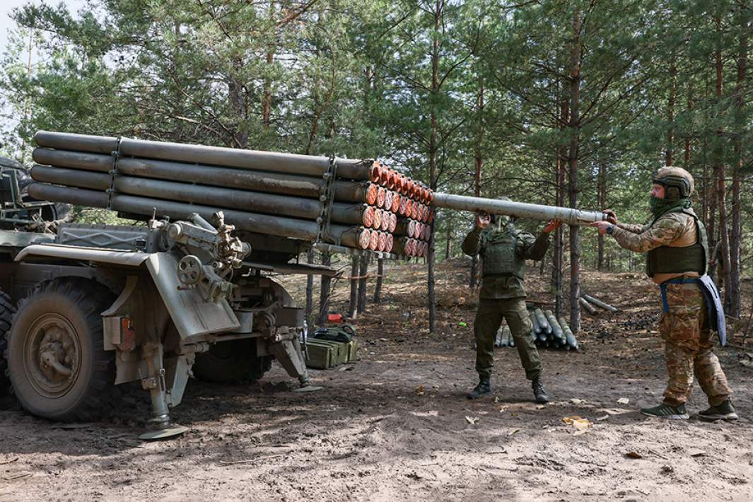 Расчет РСЗО «Град» производит заряжание установки