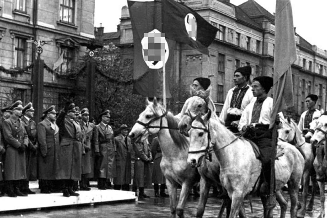 Парад украинских националистов в Станиславе. Октябрь 1941 года