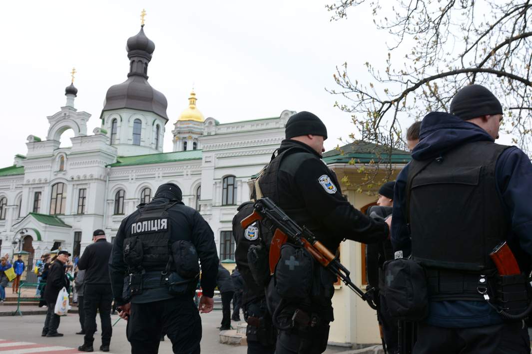 Сотрудники полиции Украины у Киево-Печерской лавры в Киеве. 11 апреля 2023 года