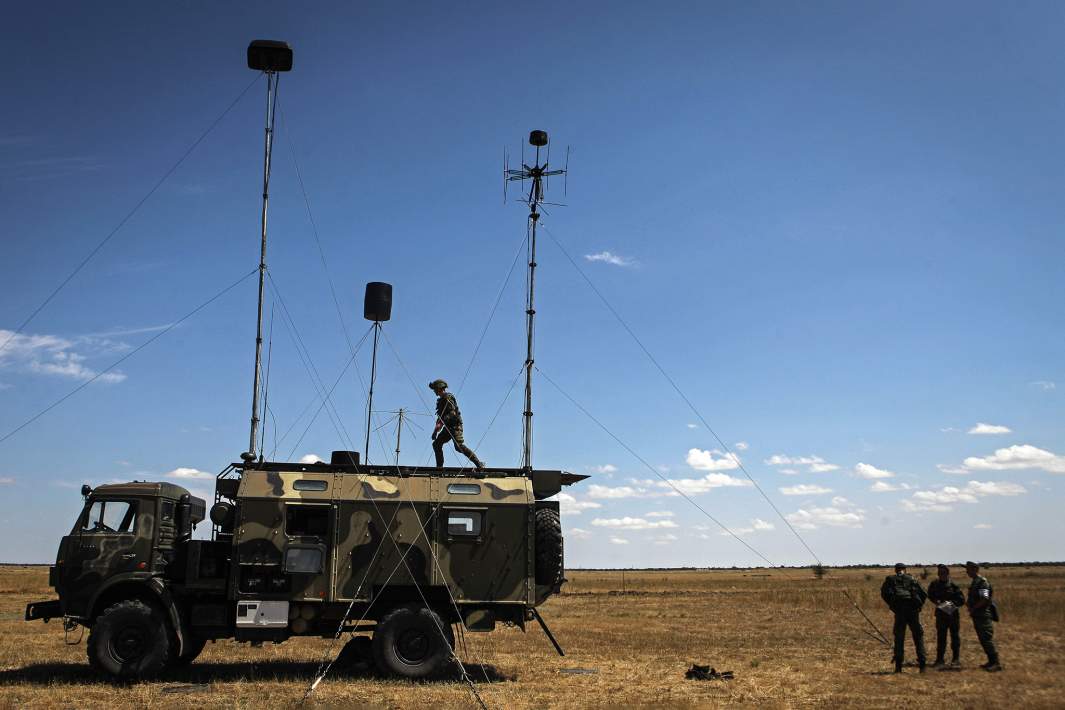 Военнослужащие у станции постановки помех «Житель» 