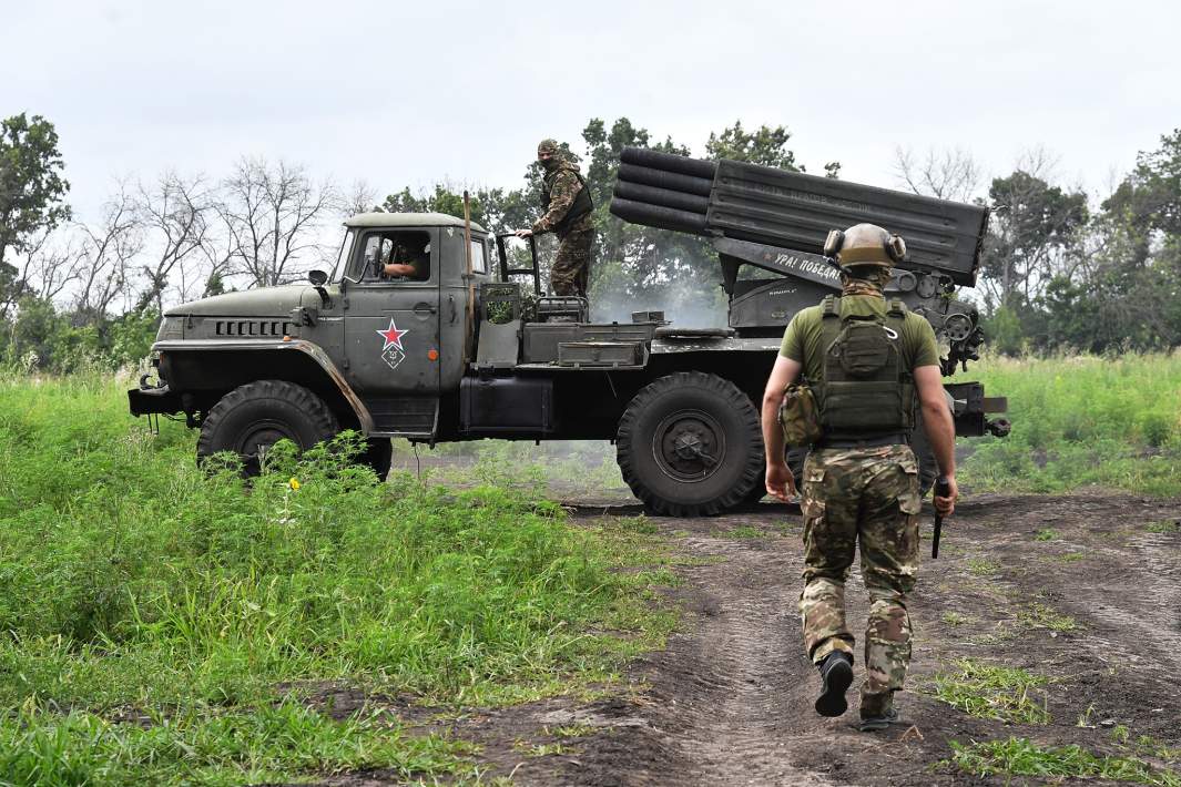 Расчет реактивной системы залпового огня БМ-21 «Град» 1-й гвардейской танковой армии Западной группировки войск выполняет боевое задание на Сватовско-Кременном направлении специальной военной операции