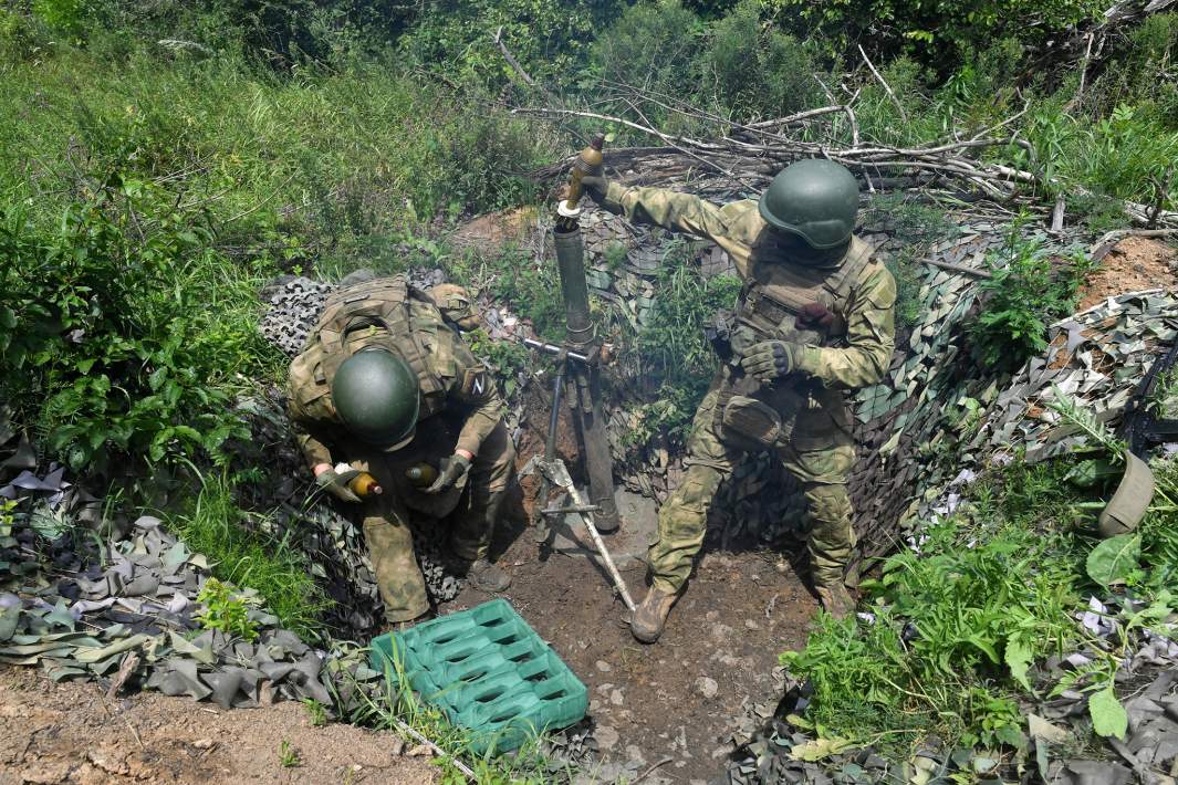 Военнослужащие ВС РФ выполняют наводку миномета на позиции ВСУ