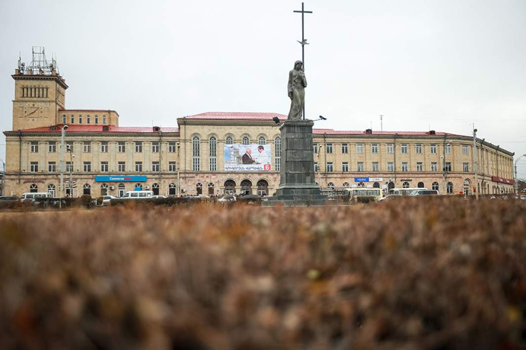 Вид на площадь Независимости, скульптуру «Армянка» и здание текстильной фабрики в Гюмри