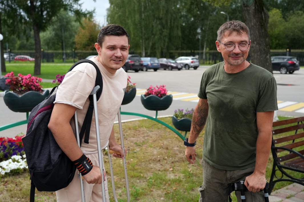 Выписка из больницы журналистов «Известий» корреспондента Романа Польшаков и оператора Дмитрия Шикова после ранений в зоне СВО