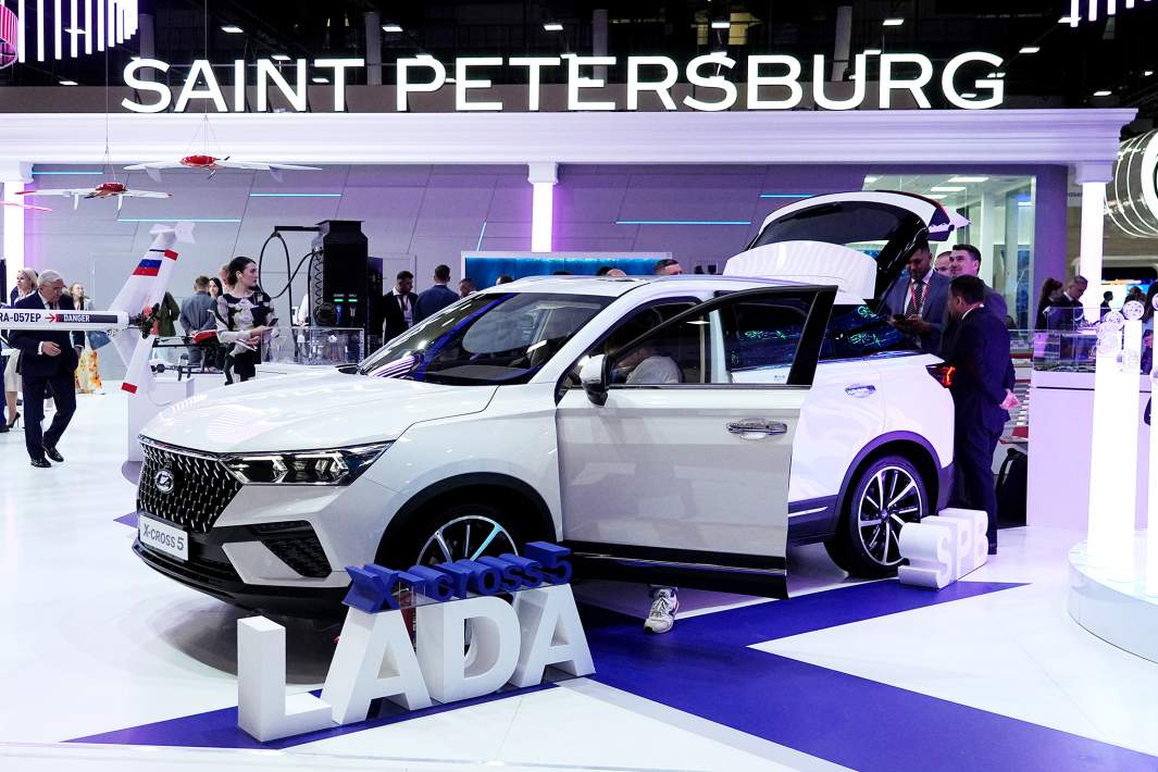 Автомобиль Lada X-Cross 5 на выставке ПМЭФ-2023