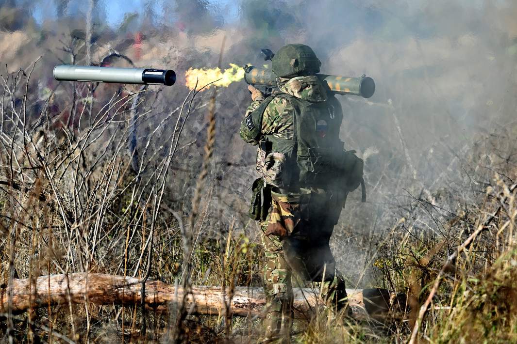 Военнослужащий ВС РФ стреляет из реактивного пехотного огнемета РПО-А «Шмель»