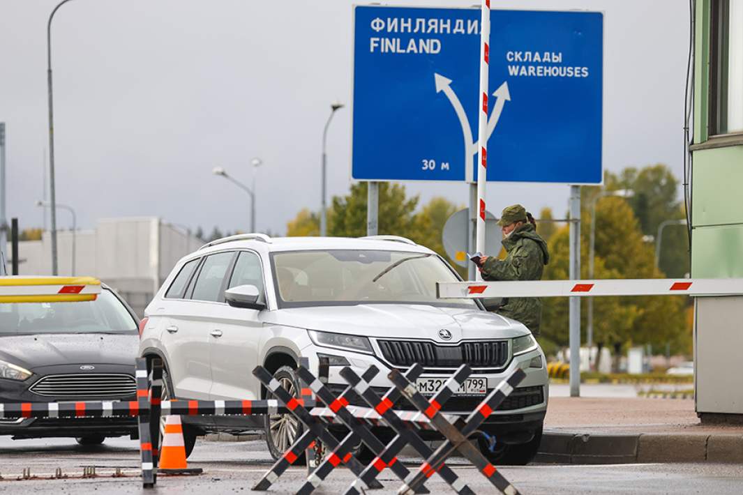 Автомобили у международного автомобильного пункта пропуска «Торфяновка»