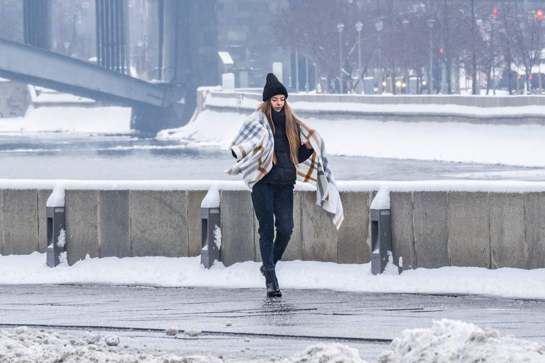 девушка зимой в городе 