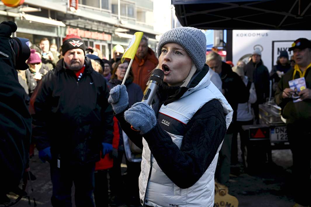 Риикка Пурра во время предвыборной кампании в парламент Финляндии в Тиккуриле. 1 апреля 2023 года