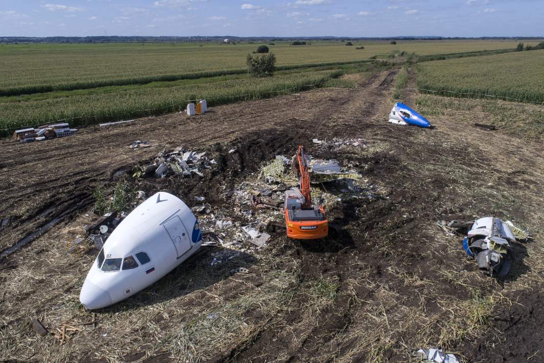 Подготовка к вывозу самолета Airbus A321 с места ЧП в кукурузном поле, произошедшего в августе 2019 года