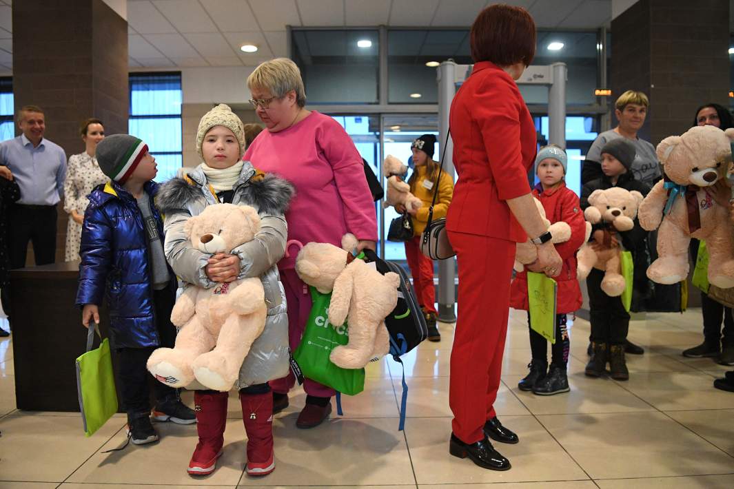 Встреча детей из Луганской Народной Республики и передача их приёмным родителям в аэропорту Толмачево в Новосибирске