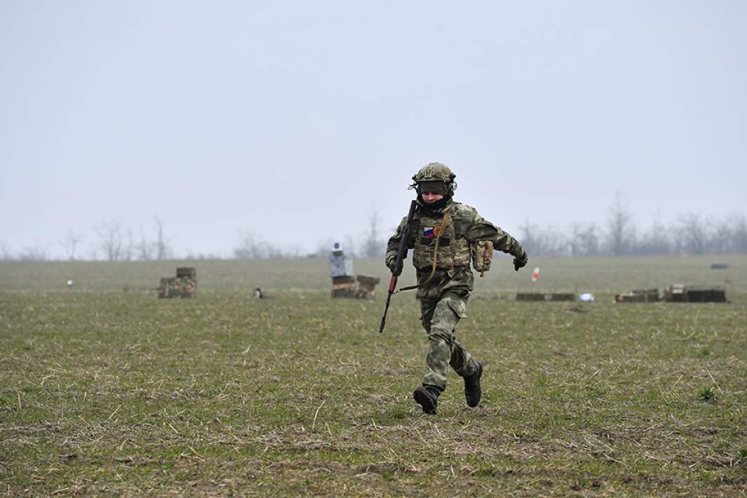 Боец добровольческого батальона проходит подготовку на полигоне