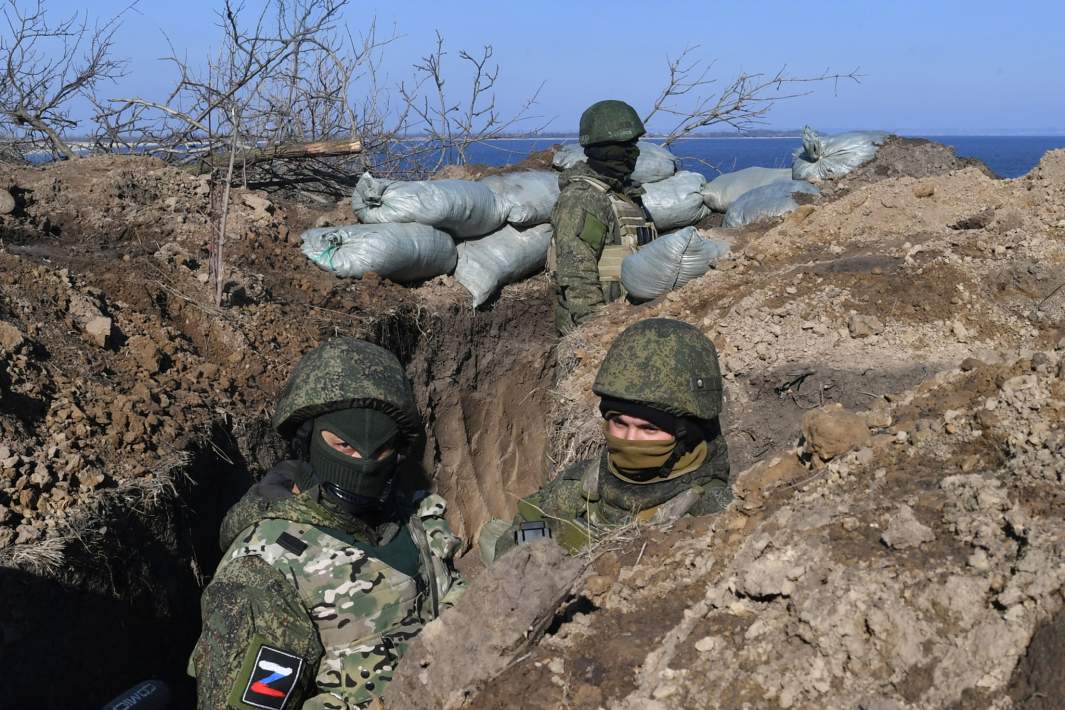 Военнослужащие РФ в окопах на передовой в южном секторе СВО