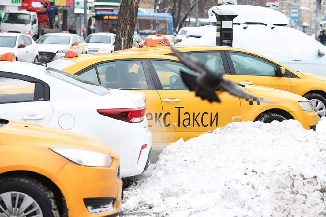 Автомобиль такси на стоянке