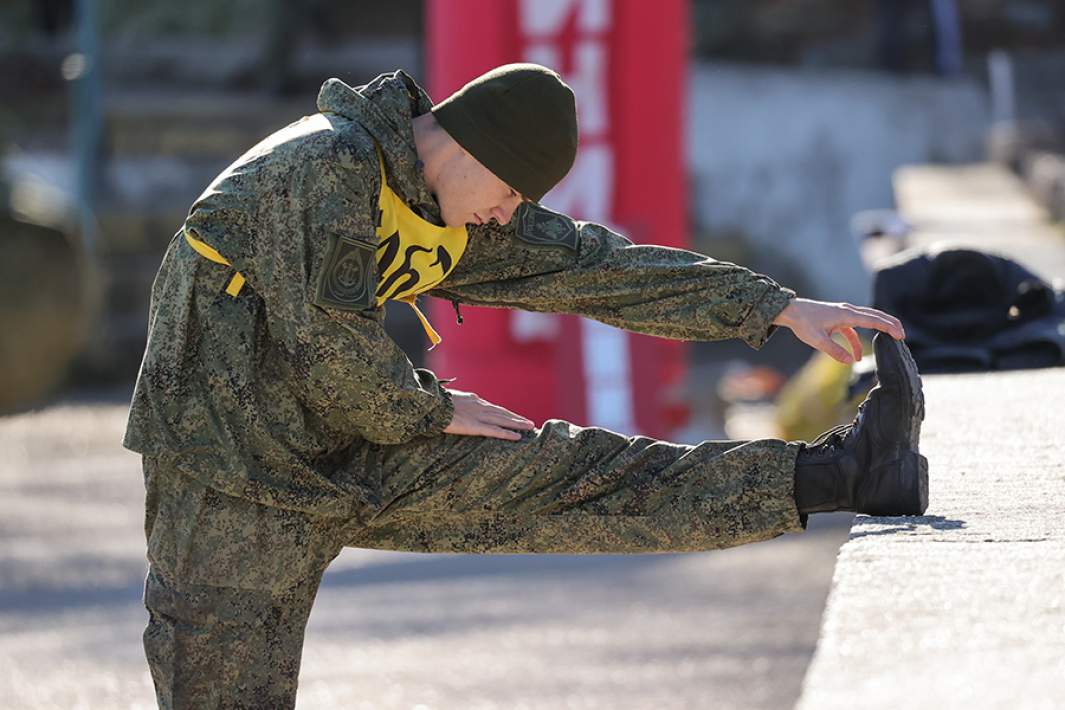 Военнослужащий во время разминки