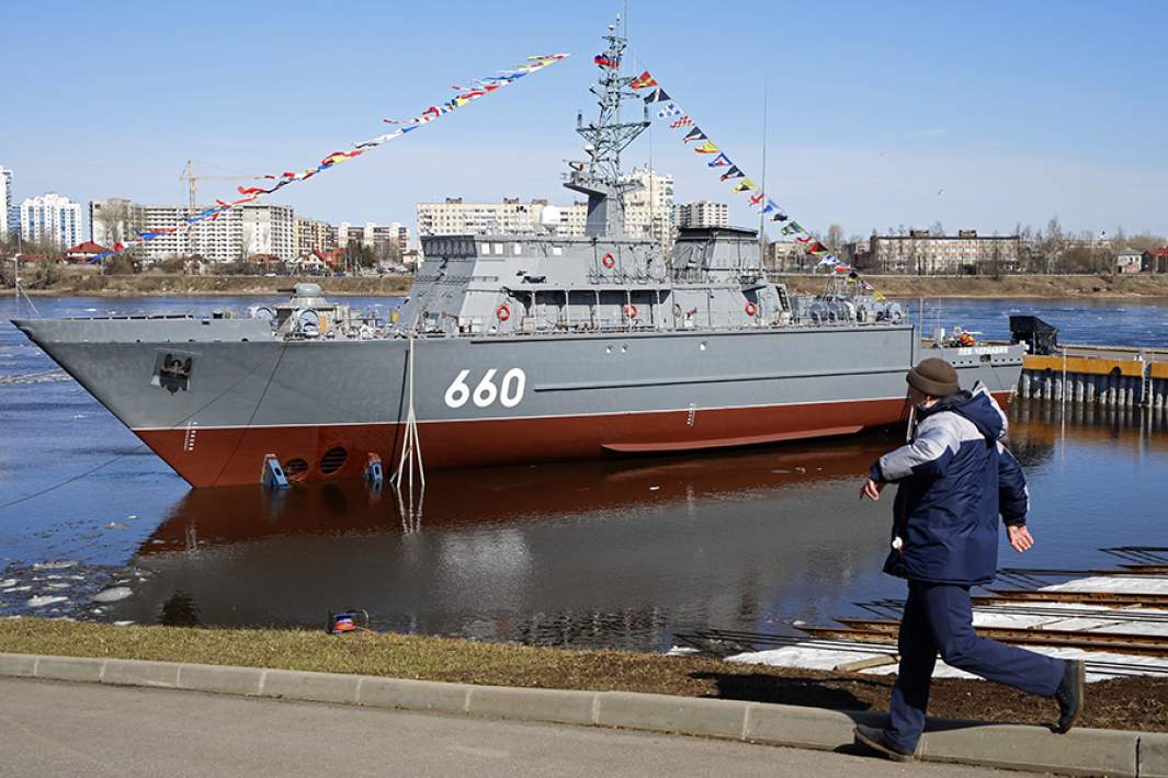 Корабль противоминной обороны «Лев Чернавин» во время церемонии спуска на воду на территории Средне-Невского судостроительного завода. 14 апреля 2023 года