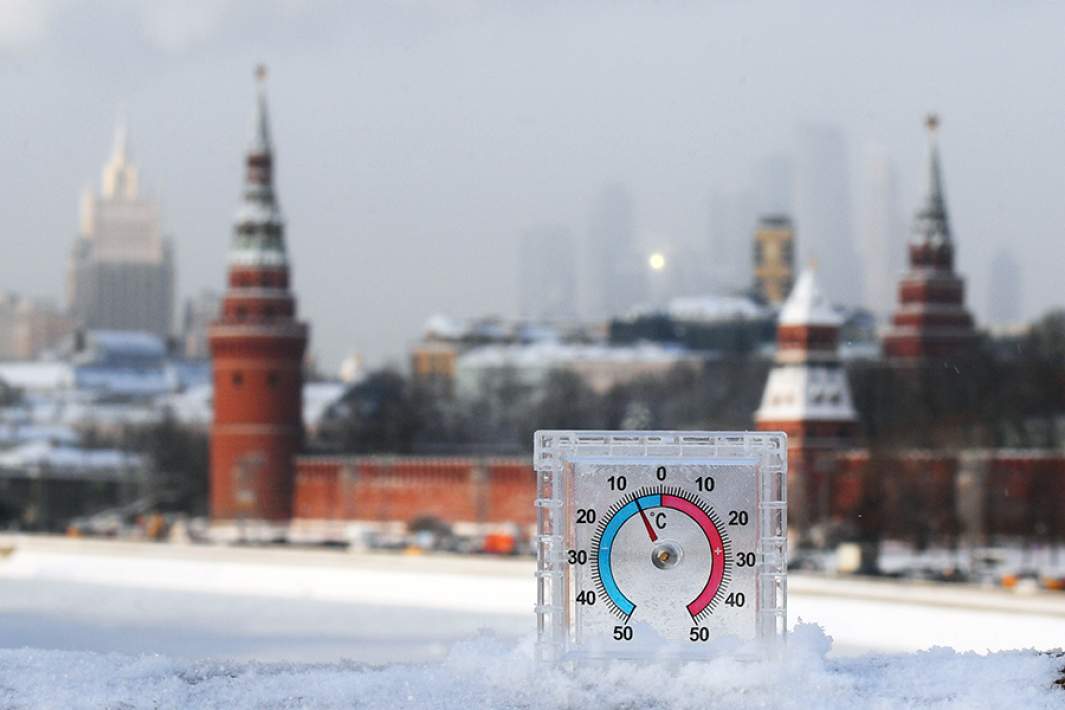 Уличный термометр на Большом Москворецком мосту в Москве