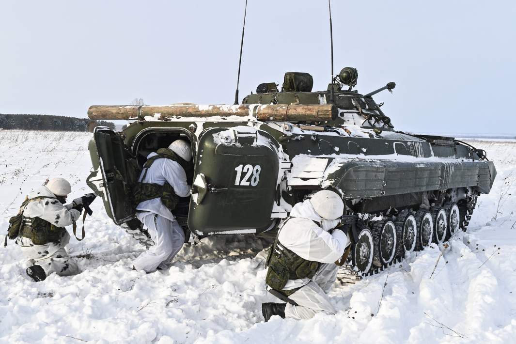 Военнослужащие мотострелкового соединения на занятиях