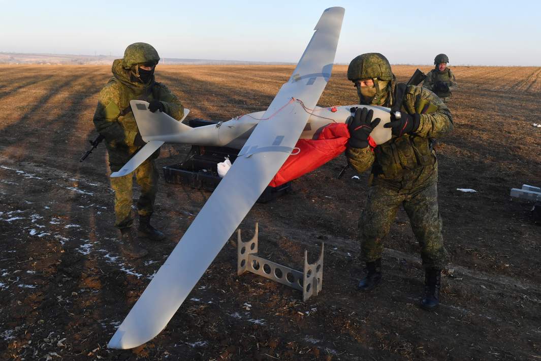 Военнослужащие ВС РФ разбирают беспилотный летательный аппарат «Орлан-10» после выполнения задачи в южном секторе СВО