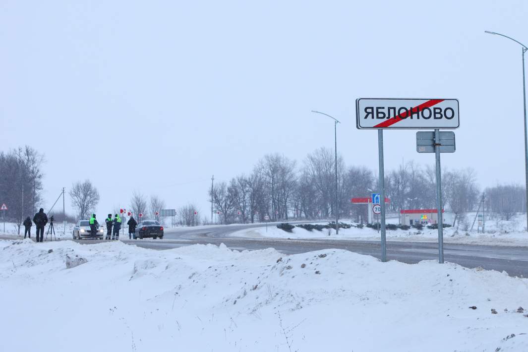 Сотрудники ДПС перекрывают движение к месту крушения военно-транспортного самолета Ил-76 