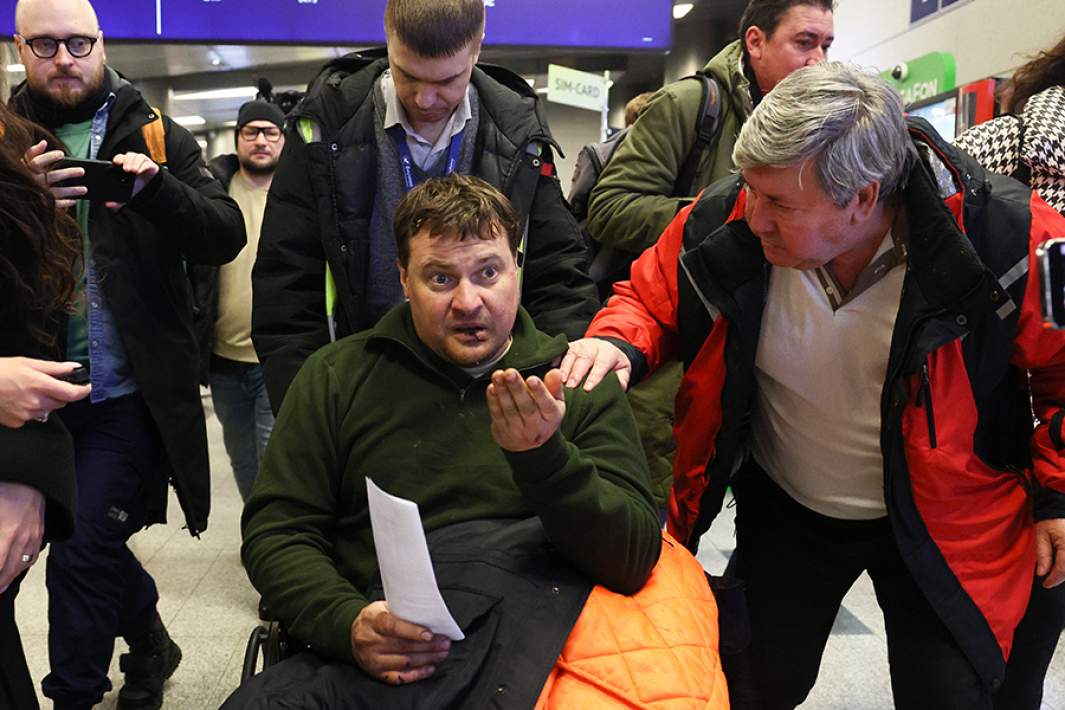 Пилот Дмитрий Беляков (в центре) во время возвращения из Афганистана в международном аэропорту Внуково