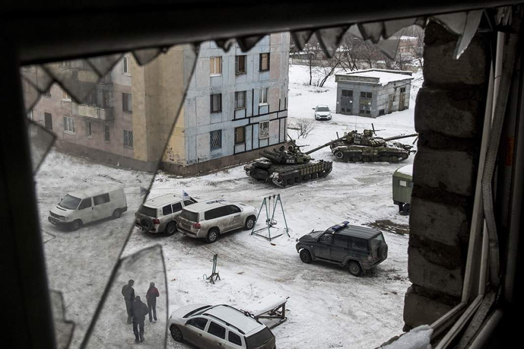 Украинская военная техника и автомобили миссии ОБСЕ на одной из улиц Авдеевки, 2017 год