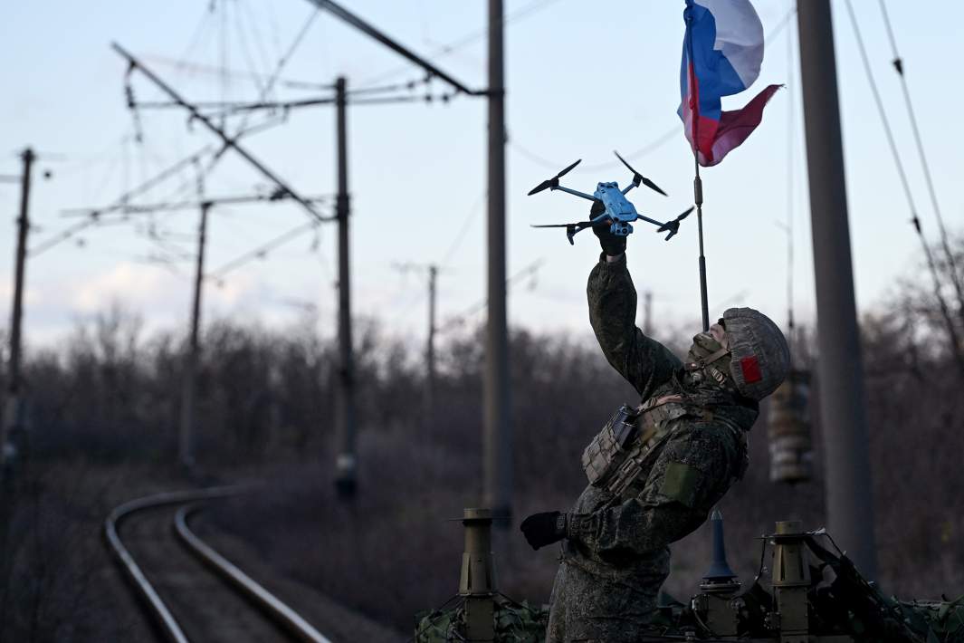 Военнослужащий Центрального военного округа запускает коптер со специального бронепоезда «Енисей» на Краснолиманском направлении СВО