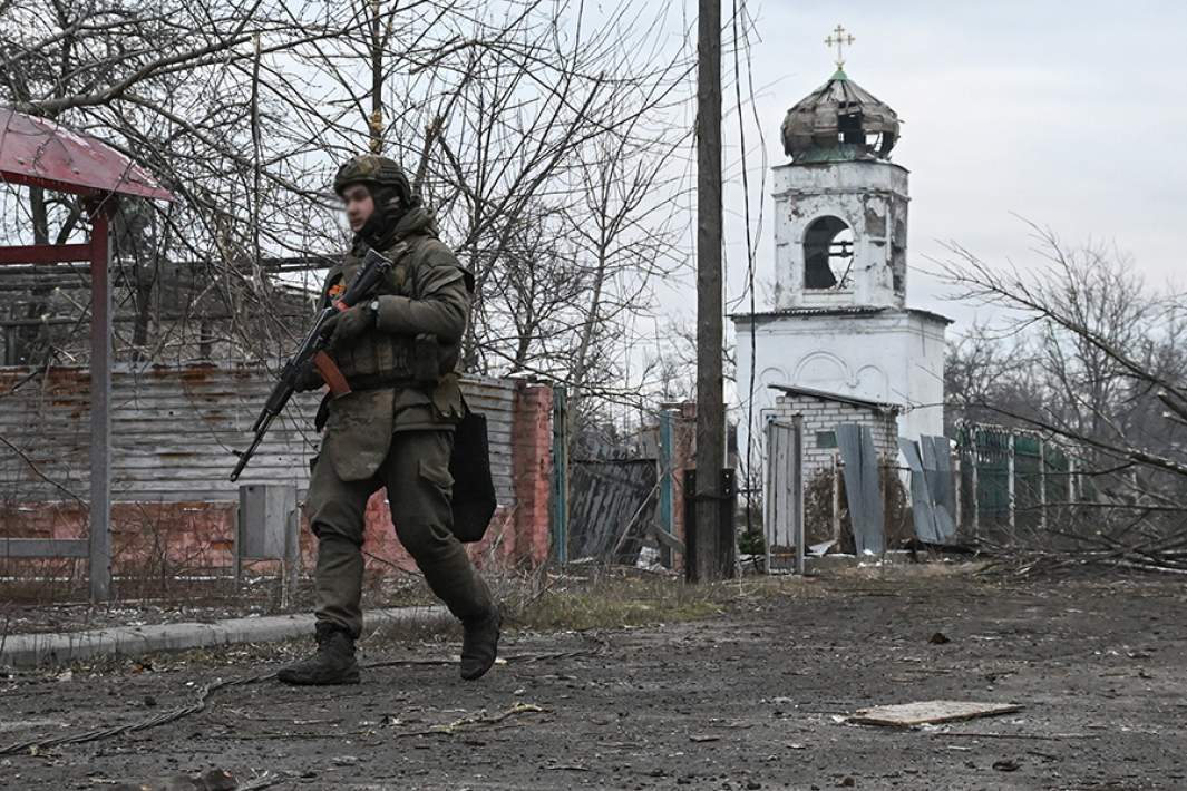 Военнослужащий ВС РФ в районе железнодорожного вокзала в освобожденной Авдеевке. 19 февраля 2024 года