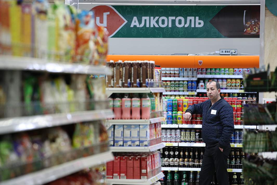 Отдел алкоголя в продуктовом супермаркете