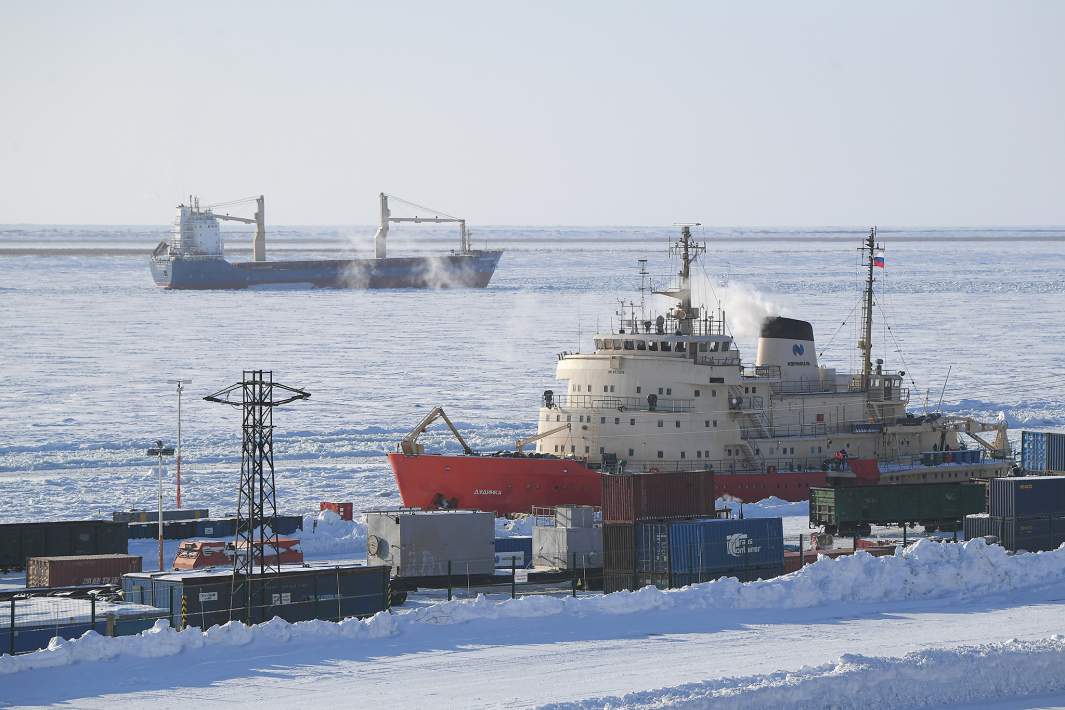 Корабли в морском порту Дудинка