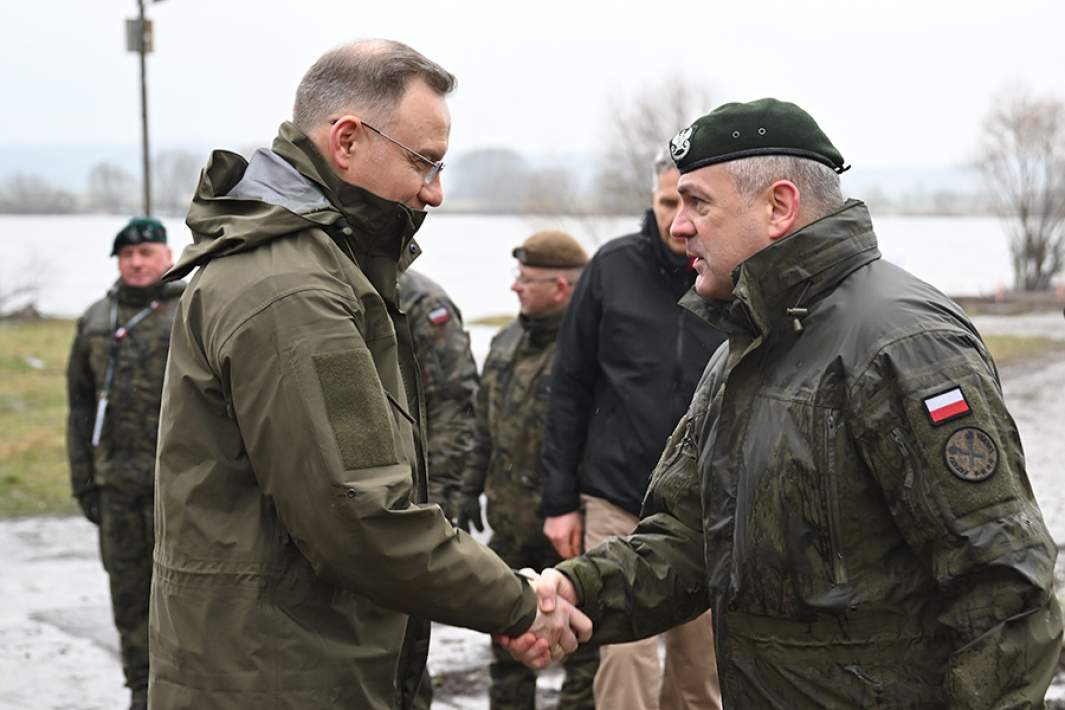 Президент Польши Анджей Дуда и начальник Генерального штаба Вооружённых сил Польши Веслав Кукула перед стартом учений Dragon-24 в Корженево, на севере Польши. Dragon-24 являются частью масштабных учений НАТО Steadfast Defender 2024