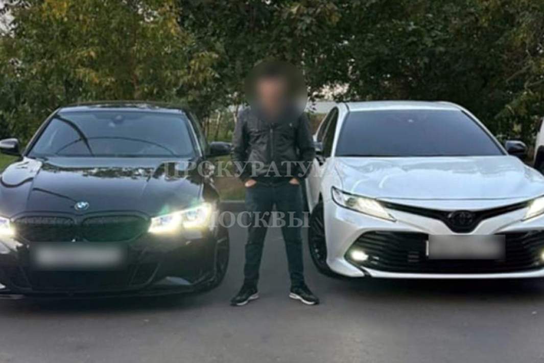 Предполагаемый убийца рядом со своими автомобилями