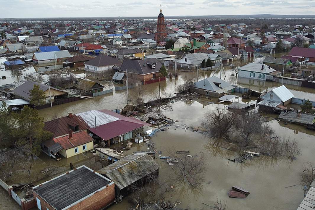 Вид на подтопленные улицы Орска