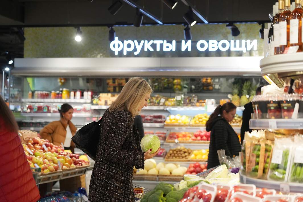 магазин продуктов женщина выбирает капусту