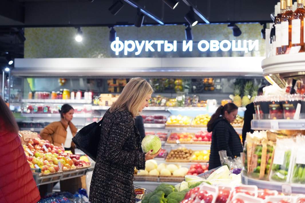 девушка выбирает продукты в магазине