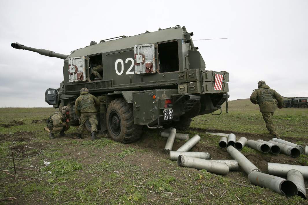 Военнослужащие у берегового самоходного артиллерийского комплекса А-222 «Берег» на полигоне на черноморском побережье Краснодарского края во время учений экипажей береговых ракетно-артиллерийских комплексов в Краснодарском крае