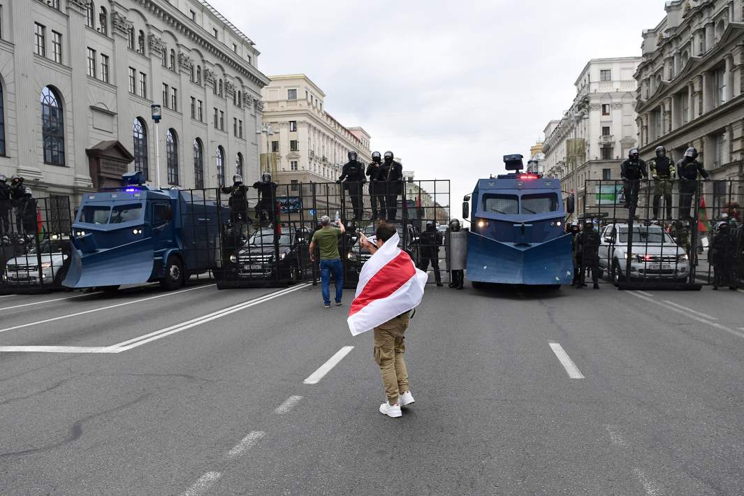 Участники несанкционированной акции оппозиции «Марш единства» и сотрудники милиции на улице в Минске. 6 сентября 2020 года