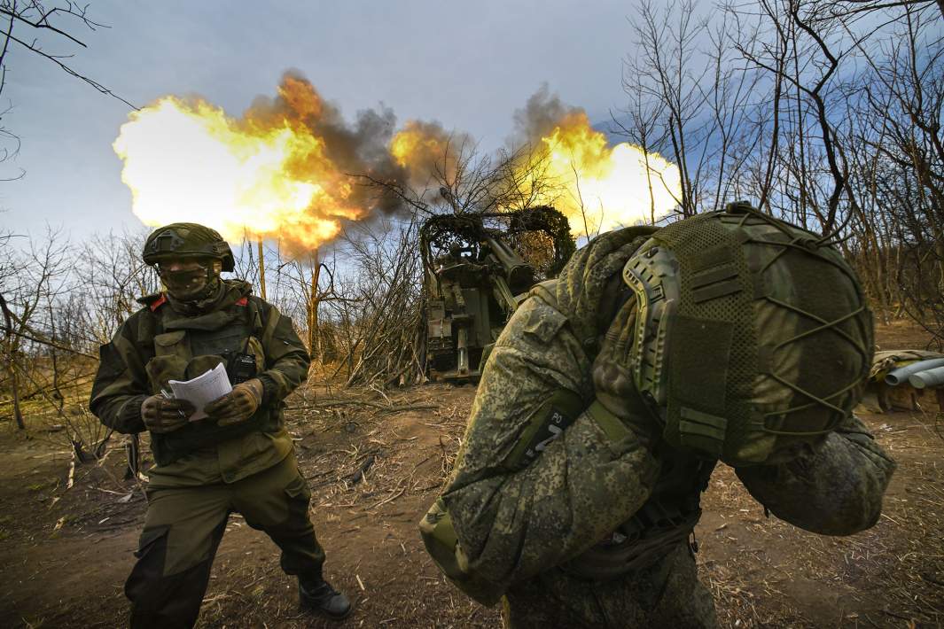 Военнослужащие ведут стрельбу из артиллерийского орудия